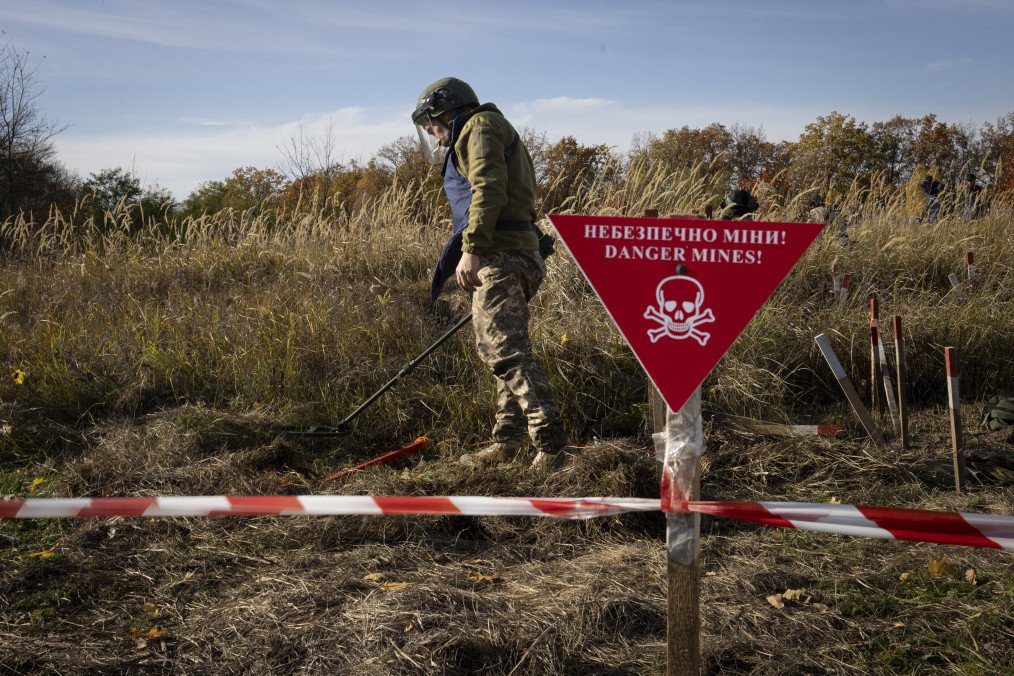 Ukraine Battles the World’s Largest Minefield: 380 Dead, 978 Wounded Since 2022 Veterans during field training in searching for training mines on October 30, 2025 in Kyiv region, Ukraine. (Source: Getty Images)
