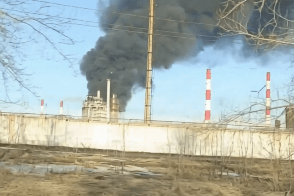 La refinería de Ufa en Rusia en llamas tras un ataque con dron a 1,400 km de Ucrania.