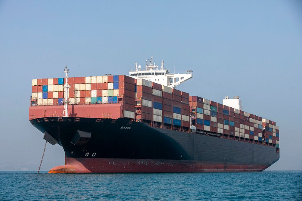 Illustrative image: a cargo ship anchored on May 16, 2026 in the Strait of Hormuz near Larak Island, Iran. (Source: Getty Images)