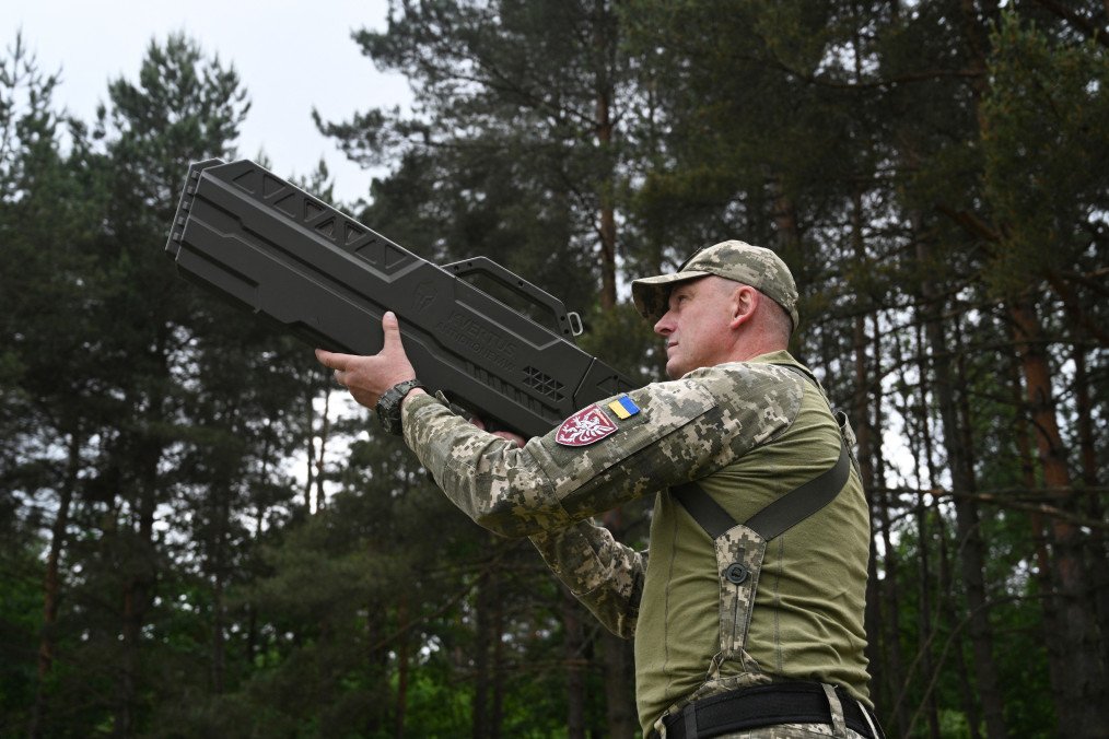 Illustrative image. A Ukrainian serviceman tests an anti-drone gun during a presentation of radio-electronic warfare (WB). (Source: Getty Images)
