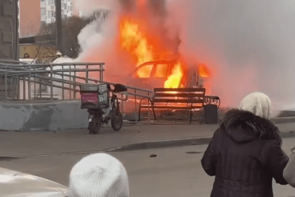 Toyota Land Cruiser 200 Prado burning in New Moscow, December 1, 2025. (Source: Russian media)