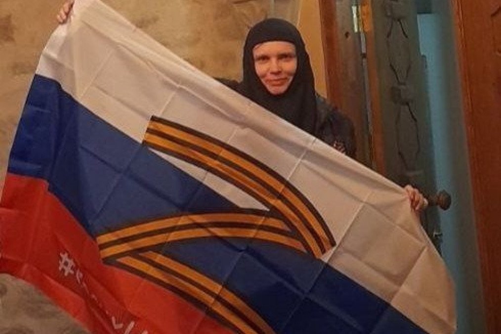 Mother Eugenia, a nun receiving support from the Saint Elisabeth Monastery with a Russian flag and the “Z” seen as a staunchly pro-war symbol of Putin's invasion of Ukraine (Photo: Saint Elisabeth Convent via Telegram)