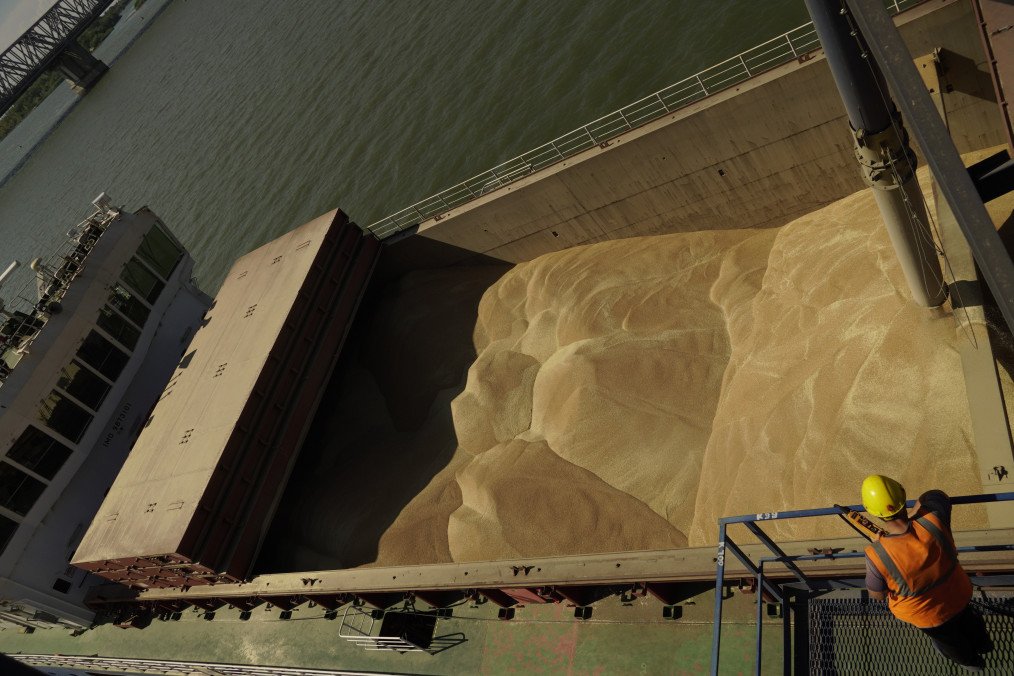 Russia Disguises Oil Refinery Repair Equipment in Grain Trains Amid Export Bottlenecks Grains to be shipped are loaded onto a ship at Port of Rostov-on-Don in Russia. (Source: Getty Images)