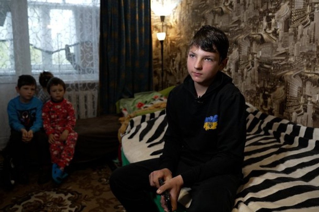 Anatoliy Prokhorenko with his brothers and sisters. (Source: Suspilne Chernihiv)