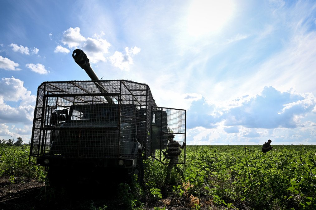 Іoldiers from a CAESAR self-propelled howitzer crew of the 148th Separate Artillery Zhytomyr Brigade of the Ukrainian Armed Forces leave their position in the Oleksandrivka sector, Dnipropetrovsk region, Ukraine, on June 23, 2026. (Source: Getty Images)