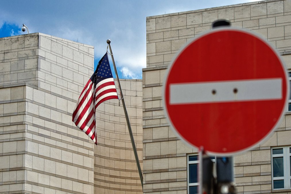 The US flag at the facade of the US embassy in Berlin, Germany, 11 July 2014. Illustrative photo. (Source: Getty Images) The US flag at the facade of the US embassy in Berlin, Germany, 11 July 2014. Illustrative photo. (Source: Getty Images)