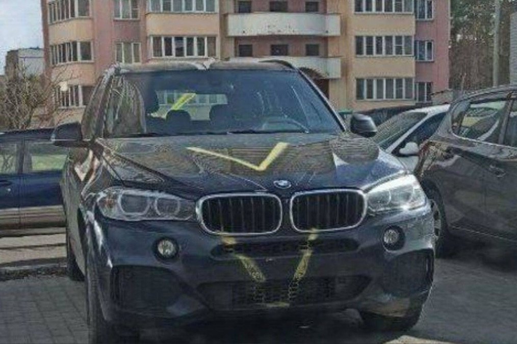 A civilian BMW X5 allegedly stolen by Russian forces from occupied Ukraine, marked with a military “V” in Belarus, April 2022. (Source: Motolko.help)