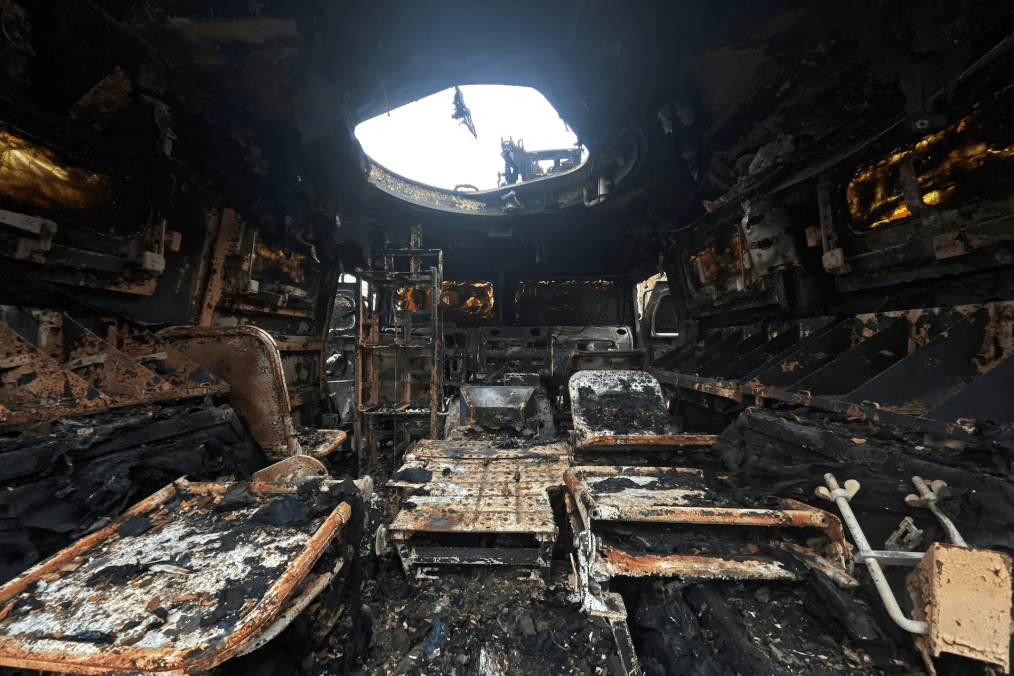 Interior de un vehículo blindado ruso Tigr-M destruido en una carretera en Járkov durante combates en Ucrania