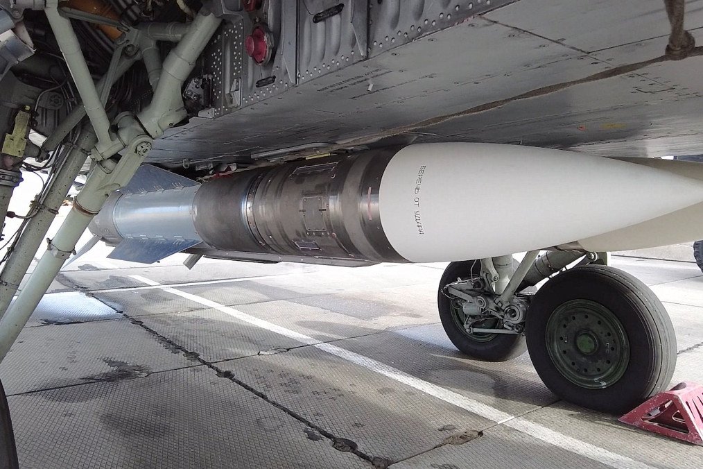 Russian R-37M long-range air-to-air missile attached to MiG-31 interceptor. (Photo: open source)