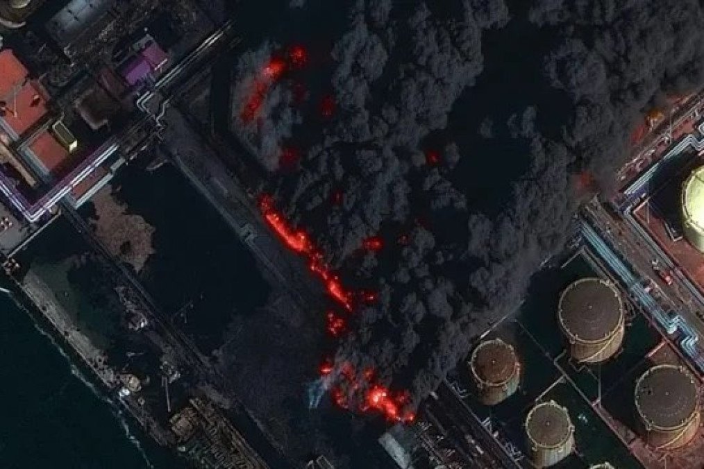 Fire in the oil port of Ust-Luga. (Source: Getty Images)