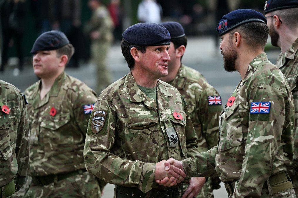 Las Fuerzas Armadas del Reino Unido registran su primera ganancia neta en años: el reclutamiento supera las bajas Soldados británicos participan en una ceremonia de ofrenda floral como parte de la Conmemoración del Domingo del Recuerdo para recordar a los soldados británicos que perdieron la vida, en Pristina, el 9 de noviembre de 2025. (Fuente: Getty Images)