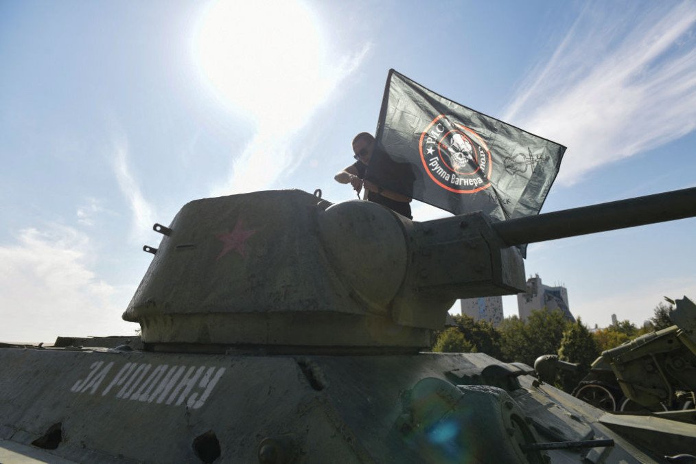 A man mounts a flag of Wagner group on top of an old tank exhibited at the Leninist Komsomol park in temporarily Russian-occupied Donetsk. (Source: Getty Images) A man mounts a flag of Wagner group on top of an old tank exhibited at the Leninist Komsomol park in temporarily Russian-occupied Donetsk. (Source: Getty Images)