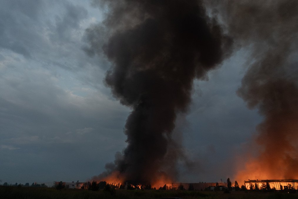 Smoke rising from a warehouse destroyed during massive Russian ballistic missile and drone strikes on the outskirts of Kyiv early on August 5, 2026. Illustrative photo. (Source: Getty Images) Smoke rising from a warehouse destroyed during massive Russian ballistic missile and drone strikes on the outskirts of Kyiv early on August 5, 2026. Illustrative photo. (Source: Getty Images)