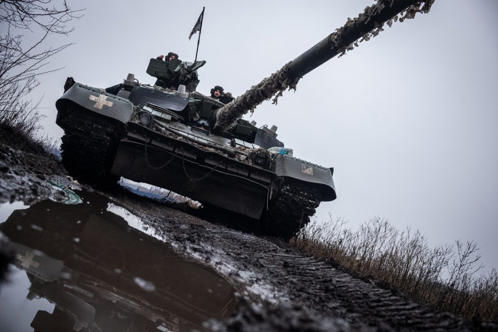 Ukrainian servicemen from 93 brigade drive a battle tank. Illustrative image. (Source: Getty Images)