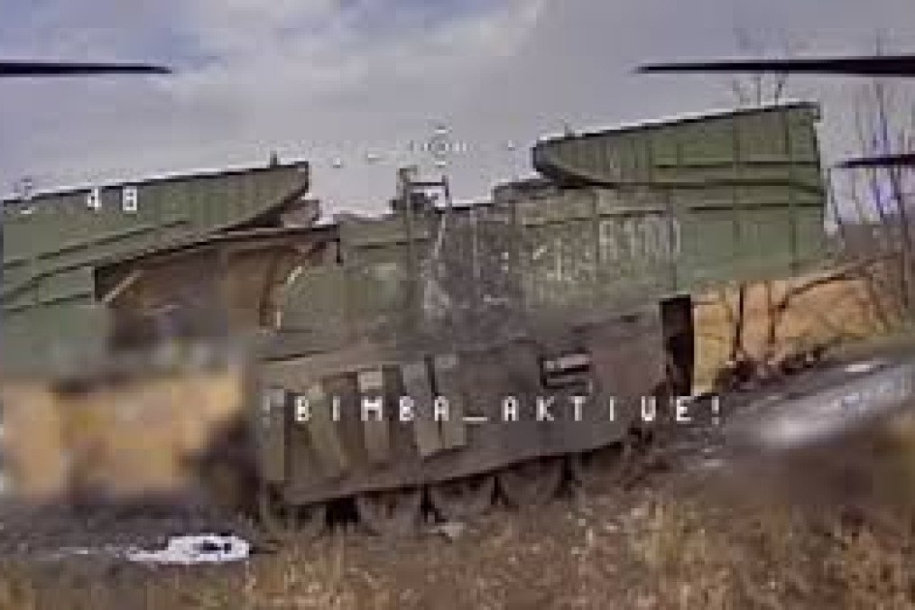 Un avión no tripulado ucraniano FPV ataca un puente ruso MTU-20 cerca de Pokrovsk, noviembre de 2025. (Fuente: Batallón Svoboda) Un avión no tripulado ucraniano FPV ataca un puente ruso MTU-20 cerca de Pokrovsk, noviembre de 2025. (Fuente: Batallón Svoboda)