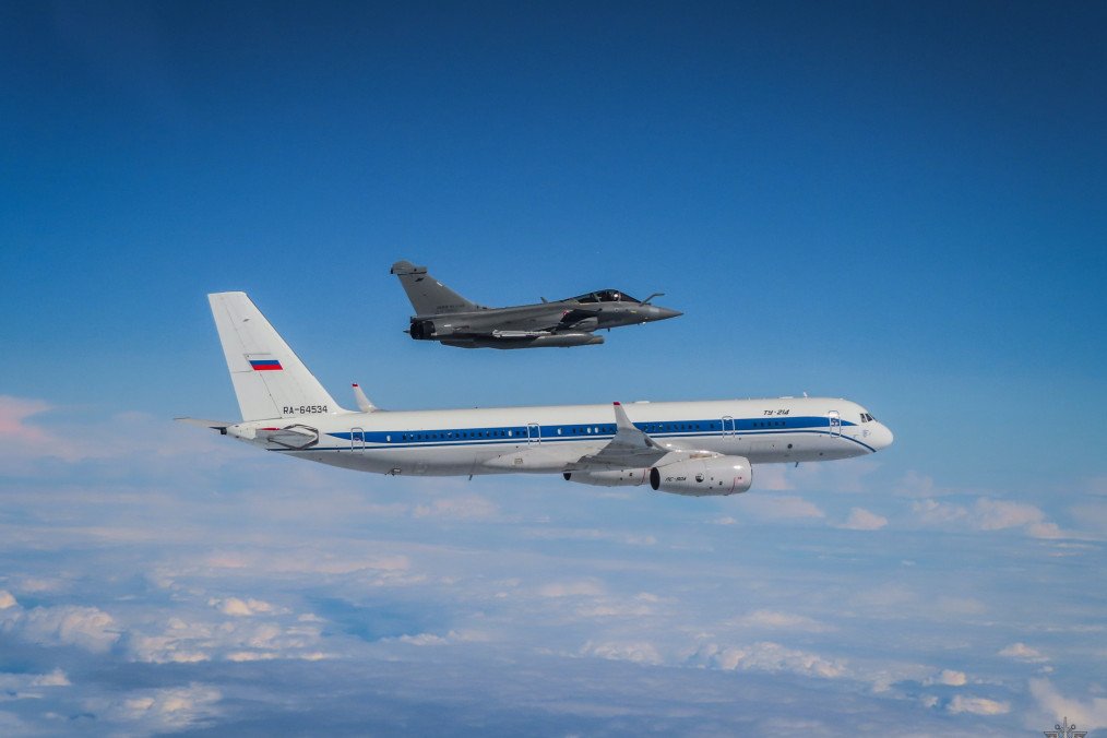 A Russian Tu-214, intercepted by the French Rafale over the Baltic Sea, with LSZ-100 laser self-defense system. A Russian Tu-214, intercepted by the French Rafale over the Baltic Sea, with LSZ-100 laser self-defense system.