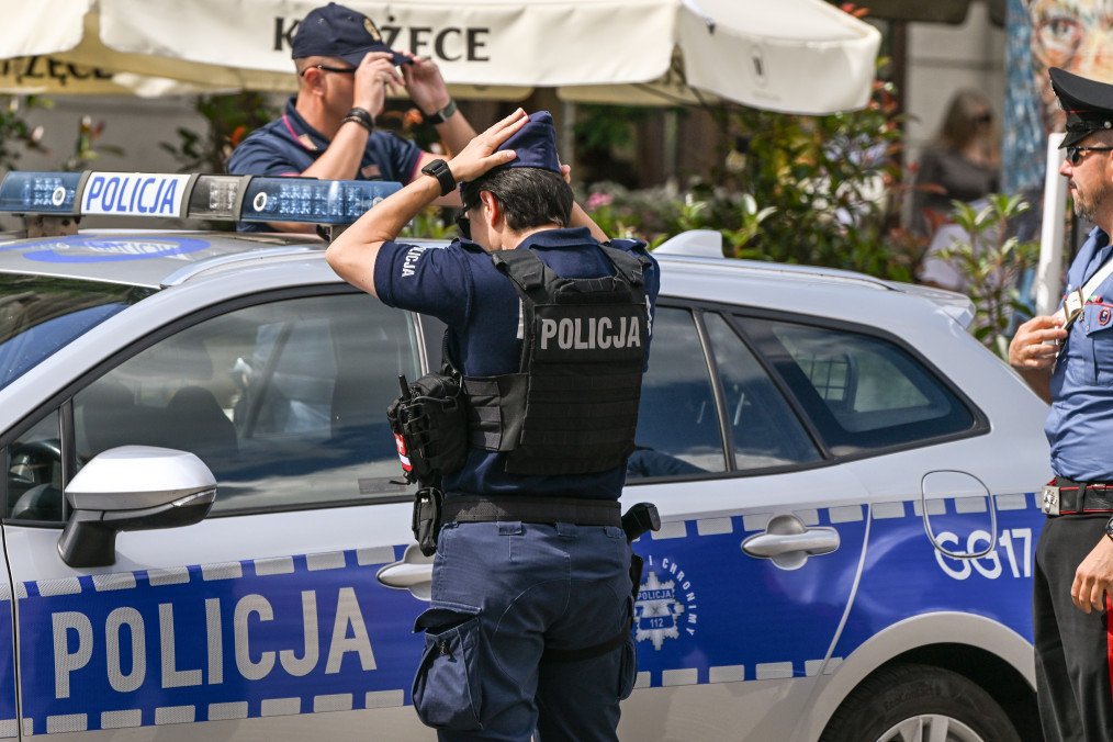 Unknown Attacker Strikes Ukrainian Woman With Wooden Stick in Poland Polish police officer. (Source: Getty Images)