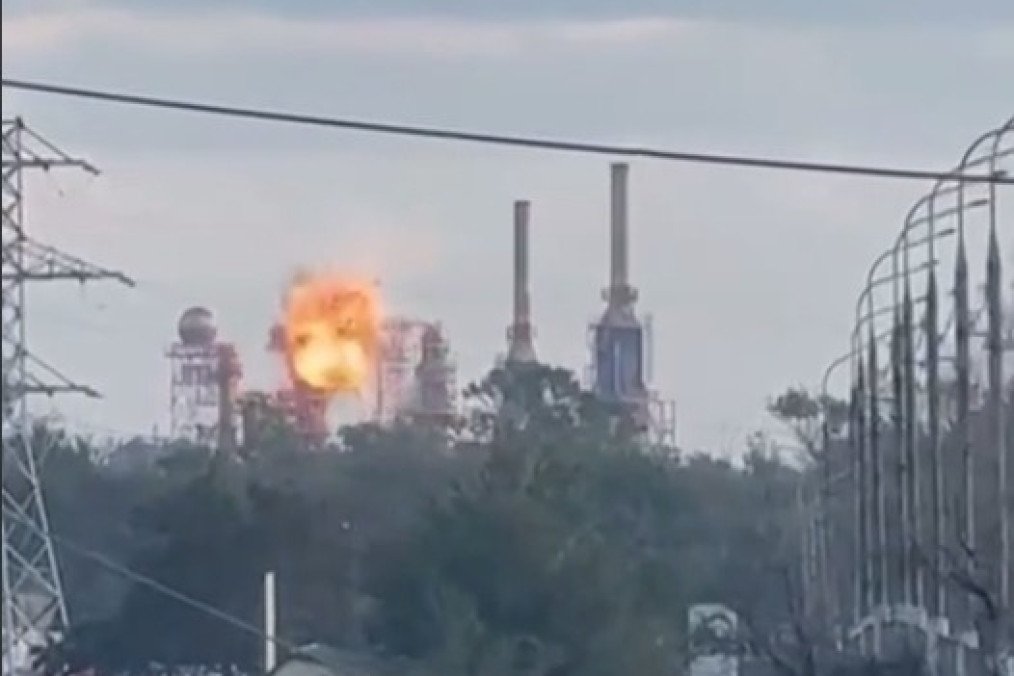 Drone explodes, hitting an oil refinery complex in Makhachkala, October 22, 2025. (Source: Militarnyi) Drone explodes, hitting an oil refinery complex in Makhachkala, October 22, 2025. (Source: Militarnyi)