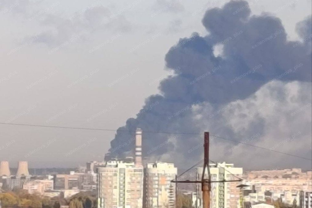 Humo se eleva en Simferópol, Crimea, después de que un ataque con drones incendiara una refinería de petróleo, 29 de octubre de 2025. (Fuente: Exilenova_plus)