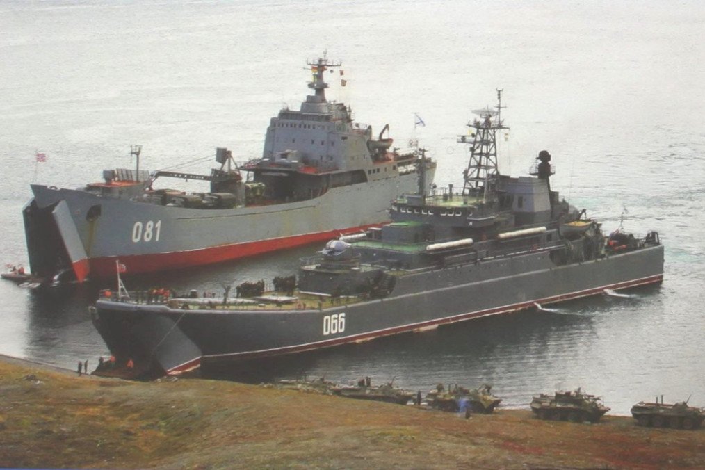 El buque de desembarco ruso clase Tapir Nikolay Vilkov (Proyecto 1171) y el buque clase Ropucha Oslabya ​​(Proyecto 775) atracados en la bahía de Provideniya. Foto ilustrativa. (Fuente: Medios rusos)
