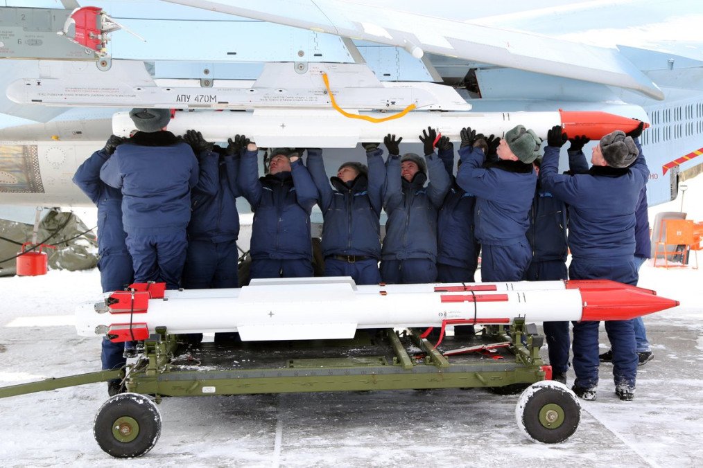 Russian ground crew mounts an R-77 air-to-air missile on an aircraft, Illustrative photo. (Source: Defense Express)