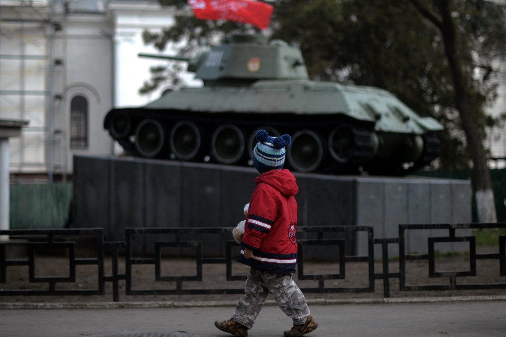 European Human Rights Court Hears Case of 10 Ukrainian Children Missing After Russia’s Occupation of Crimea A child walks in front of a Russian T-34 tank WWII memorial in front of Crimea's regional parliament in Simferopol. (Source: Getty Images)