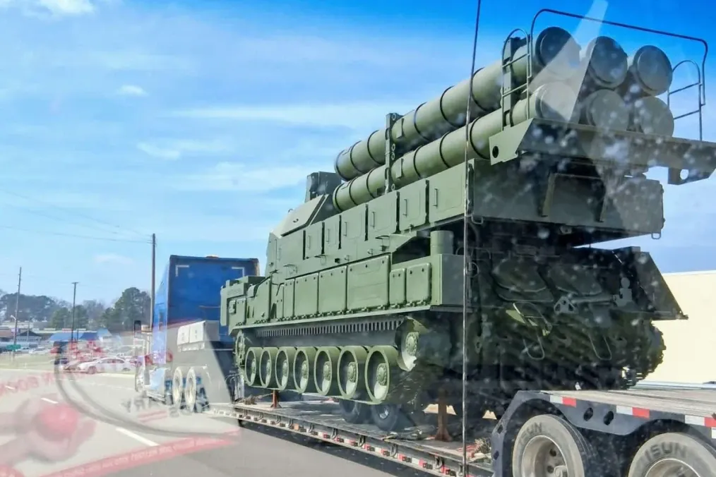 Detailed mockup of a Russian Buk-M3 surface-to-air missile launcher displayed on a trailer during a US military training setup. (Source: Defence Blog) Detailed mockup of a Russian Buk-M3 surface-to-air missile launcher displayed on a trailer during a US military training setup. (Source: Defence Blog)