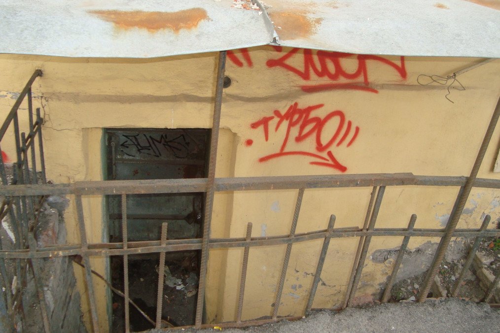 Entrance to a Russian basement bomb shelter, St. Petersburg. (Source: Wikimedia)