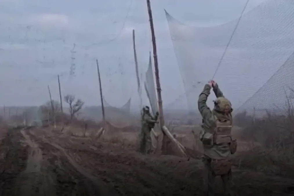 Russia Builds Anti-Drone “Tunnel Roads” to Shield Troop Advance in Eastern Ukraine Russia Builds Anti-Drone “Tunnel Roads” to Shield Troop Advance in Eastern Ukraine