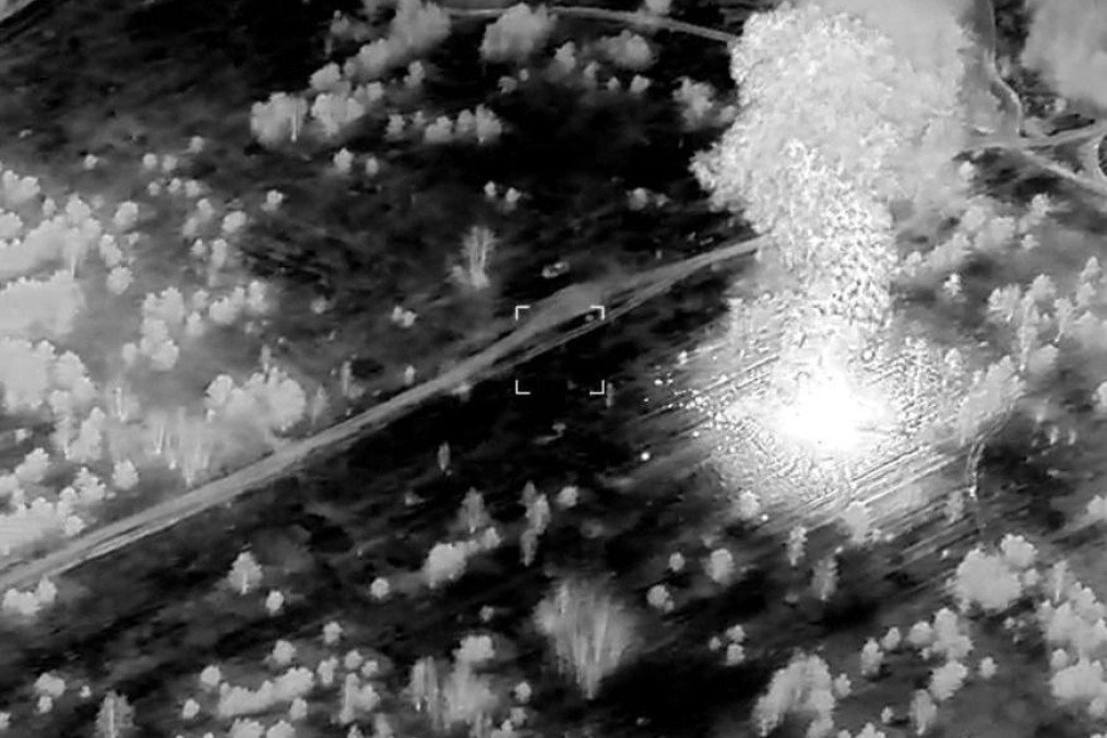 Imagen térmica de una explosión tras un ataque ucraniano contra posiciones rusas en el frente