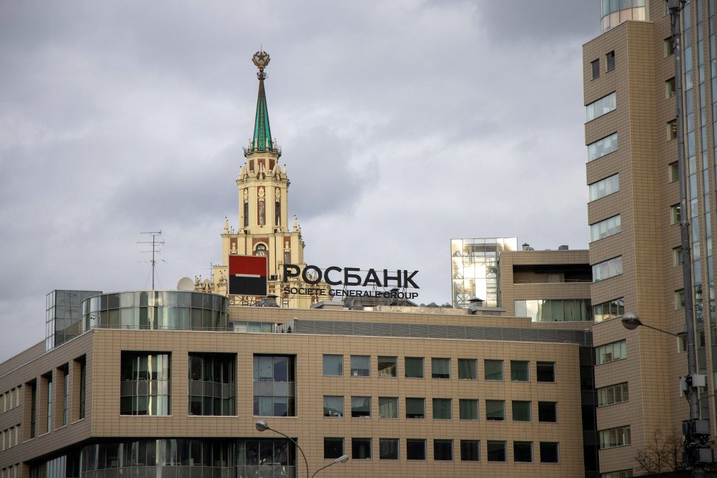 Russian Banks Shut Record Number of Branches Since 2017 A sign on the roof of a Rosbank PJSC building. (Source: Getty Images)