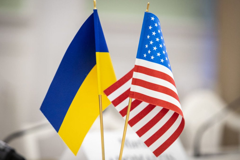The national flag of Ukraine and the national flag of the United States of America are on a table during the meeting on January 25, 2023 in Kyiv, Ukraine. (Source: Getty Images)