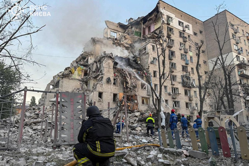 Un ataque balístico ruso en Kyiv deja cinco sanitarios heridos y varios vecinos atrapados