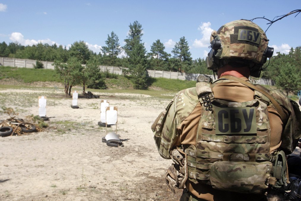A serviceman looks at the results after the explosion one of mine, presented to journalists near Kyiv, Ukraine on August 2, 2018. Illustrative photo. (Source: Getty Images)