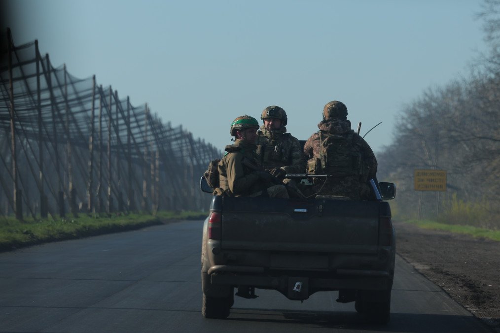 Ukraine Aims to Inflict 200 Russian Casualties for Every Sq Km of Advance, Fedorov Says Ukrainian soldiers ride in a pickup trailer. (Source: Getty Images)