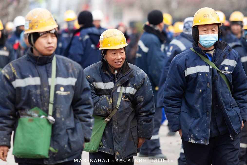 Chinese construction workers in protective gear gather near an industrial site in Komsomolsk-on-Amur. (Source: Kasatkin Writes)