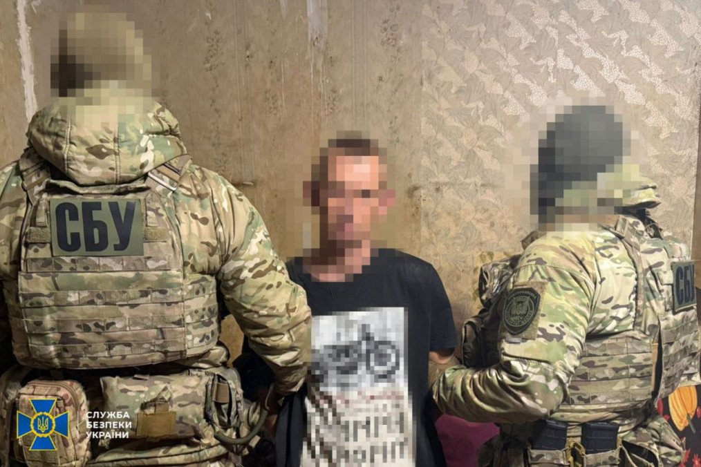 Ukrainian Security Service Arrests Spy Recruited Through Dating App for Russian Strikes SBU officers detain a suspected FSB asset in the Dnipropetrovsk region, Ukraine. (Source: SBU)