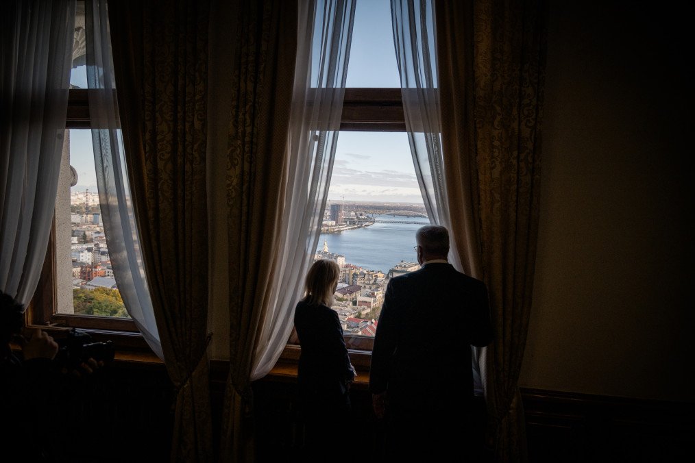 El MAE de Ucrania, Andrii Sybiha, y la alta representante de la UE para Asuntos Exteriores, Kaja Kallas, miran por la ventana de la oficina del Ministerio de Relaciones Exteriores de Ucrania el 13 de octubre de 2025 en Kyiv, Ucrania. (Fuente: Getty Images