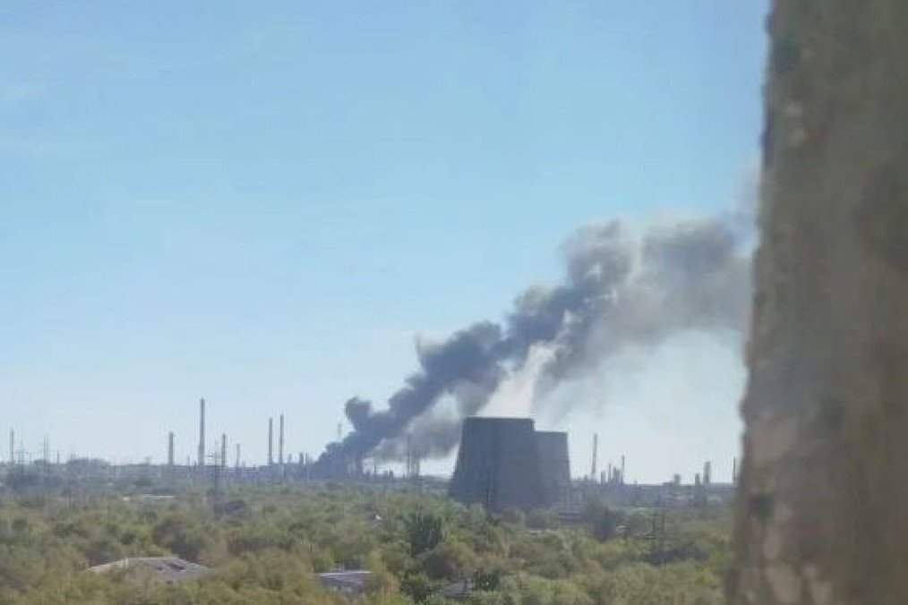 Smoke rises from Orsknefteorgsintez oil refinery in Russia’s Orenburg regionю (Source: Exilenova+)