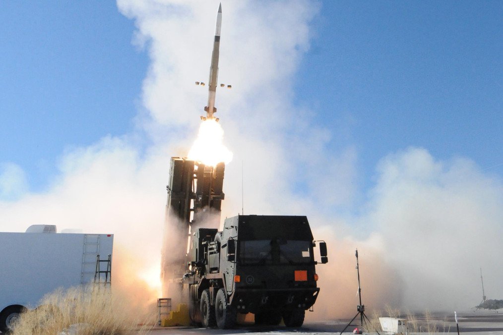 A Patriot PAC-3 MSE missile starts from an MEADS launcher, 2013.