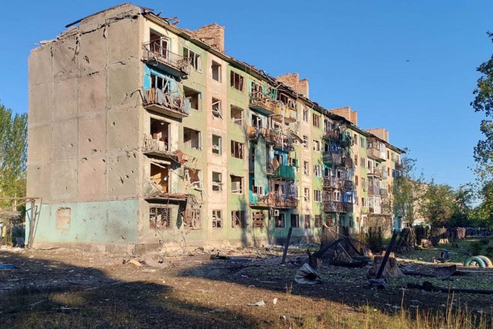 Una bomba rusa FAB-250 impacta en un edificio civil en la región de Donetsk, causando dos muertos y siete heridos zona de guerra rusia rusia news rusia noticias ucrania hoy ucrania noticias ucrania news noticias con imágenes ucrania guerra
