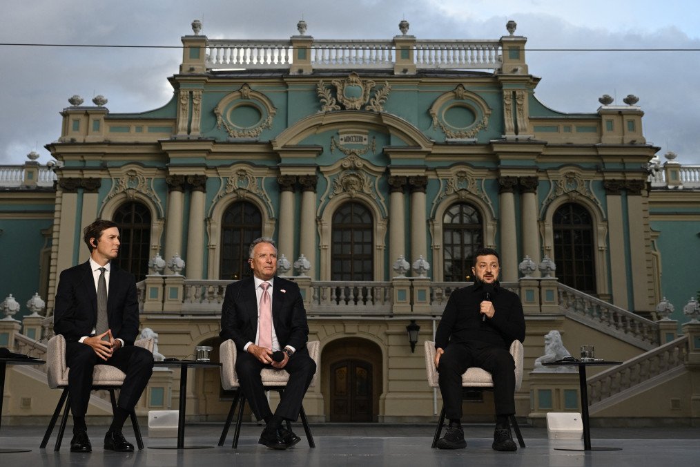 US Envoys Discuss Potential Winter Pause on Energy Strikes Between Ukraine and Russia US Special Envoys Jared Kushner and Steve Witkoff with Ukraine's President Volodymyr Zelenskyy attend a joint press conference following their talks in Kyiv on September 6, 2026. (Source: Getty Images)
