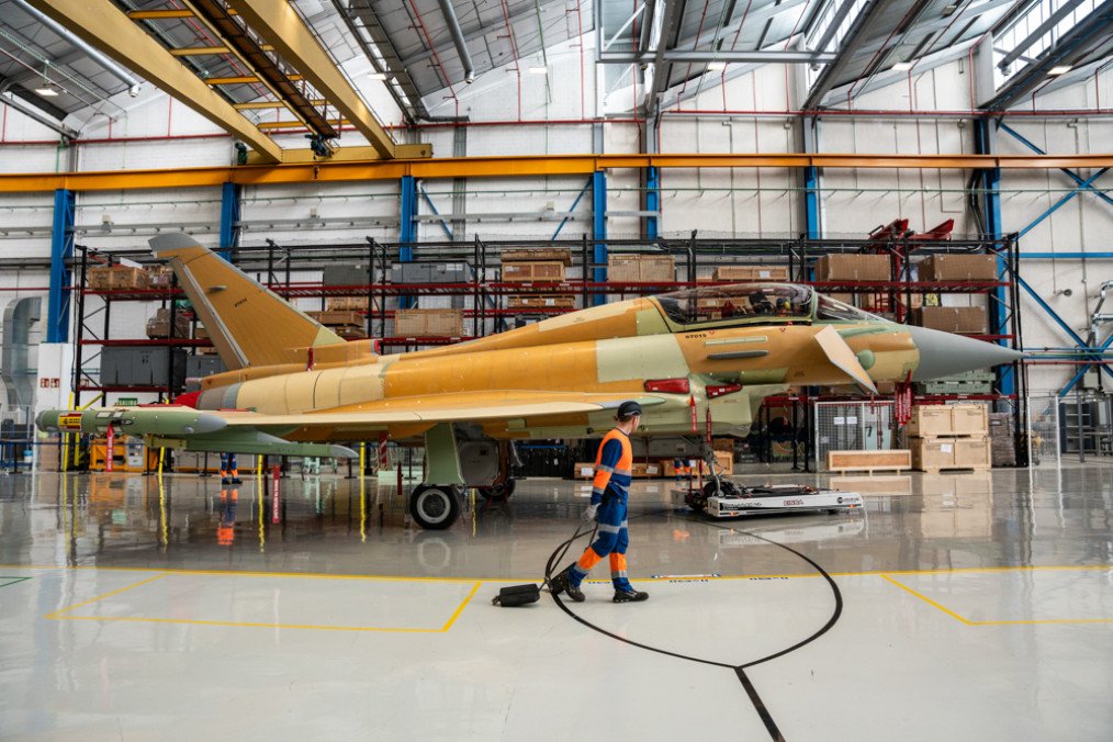 Caza Eurofighter Halcón I, aún sin pintar, en el exterior de la planta de Airbus en Getafe durante su presentación.