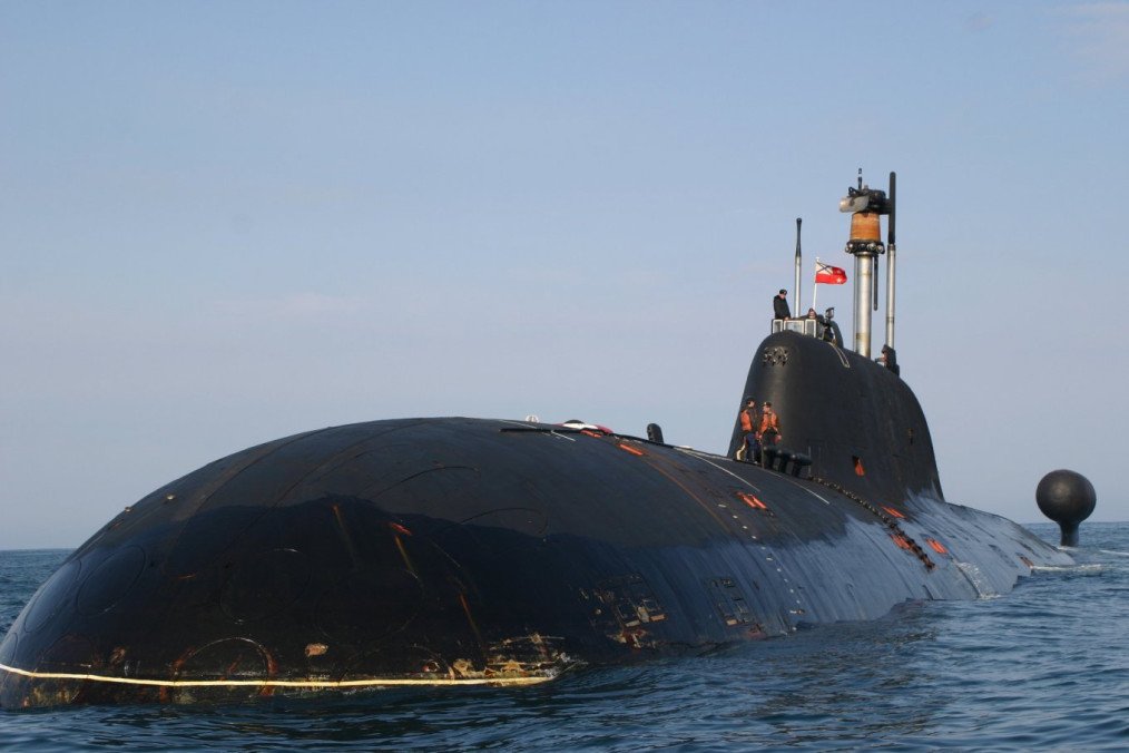 Russian Akula-class submarine K-391 Bratsk, which India plans to lease after modernization to carry BrahMos and potentially Zircon missiles. (Source: Defense Express)