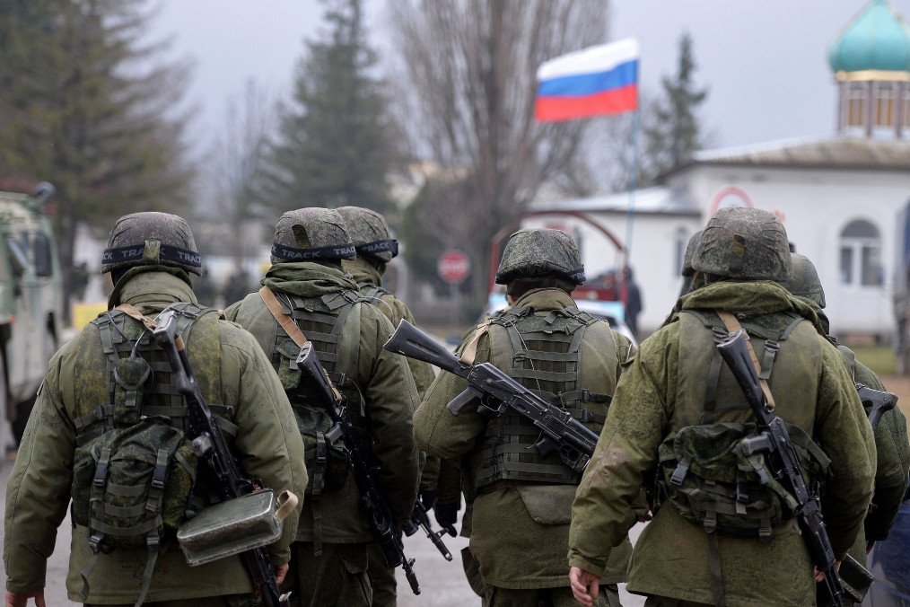 Russian soldiers patrol near a Ukrainian military base in Perevalnoye, outside Simferopol, Crimea, March 20, 2014. Illustrative photo. (Source: Getty Images)