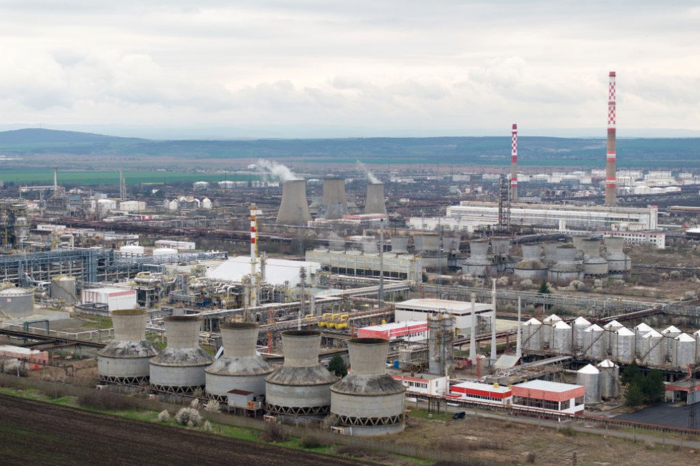 Bulgaria to Seize Lukoil Refinery to Protect Economy From Sanctions Shock