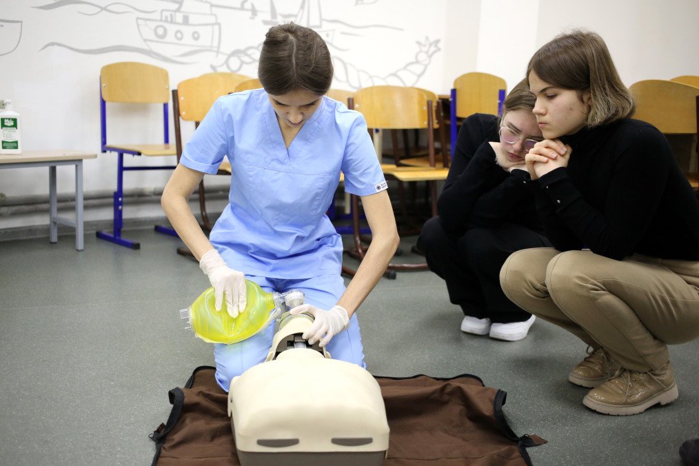 A student of the Odesa National Medical University teaches schoolchildren of the European Lyceum how to perform artificial respiration on MArch 12, 2024. Ilustrative photo. (Source: Getty Images)