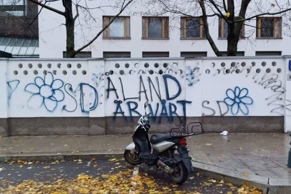 Finnish Embassy in Moscow Vandalized With "Åland Islands Are Ours" Graffiti