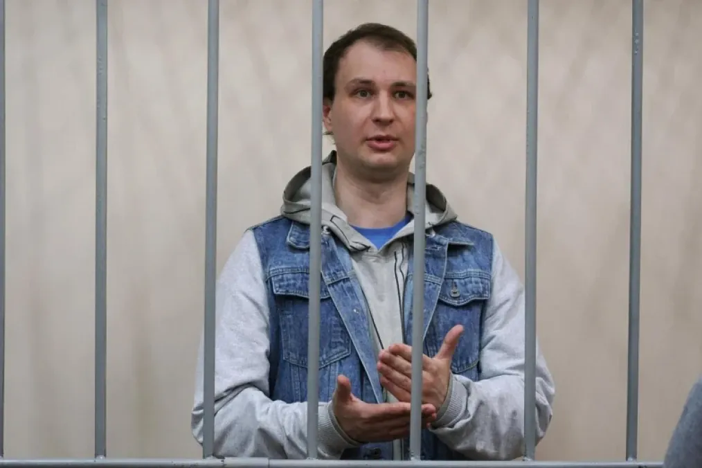 Former US Marine Robert Gilman gestures behind bars inside a Russian courtroom during legal proceedings in Voronezh. (Source: Russian media) Former US Marine Robert Gilman gestures behind bars inside a Russian courtroom during legal proceedings in Voronezh. (Source: Russian media)