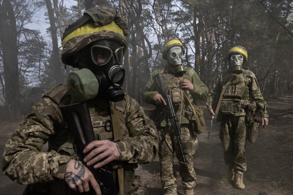 Ukrainian soldiers of the 33rd Separate Mechanized Brigade take part in gas attack response training in the Dnipropetrovsk region, Ukraine, on March 13, 2025. (Source: Getty Images)